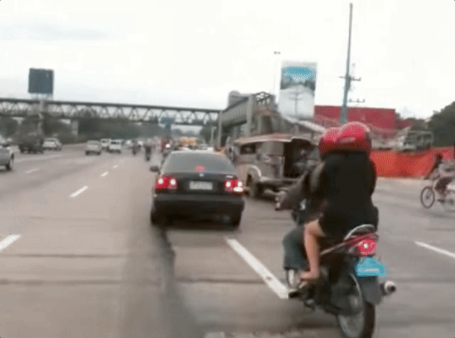 Với độ dài 12km, con đường toạ lạc ngay thành phố này có đến 18 làn xe và nhiều đoạn, lái xe phải đổi làn một các rất nguy hiểm giữa dòng xe cộ đông đúc.