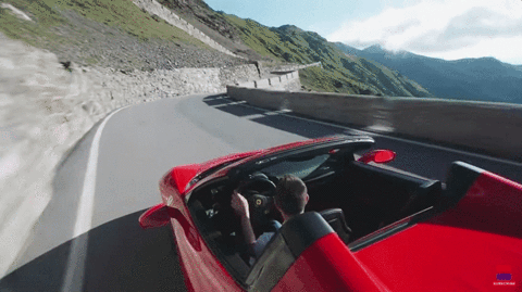 Stelvio Pass có độ dốc ấn tượng và có đến 48 khúc cua cùi chỏ, đoạn đường vượt này đã trở thành nơi thu hút các tay đua trên toàn thế giới đến thử sức.