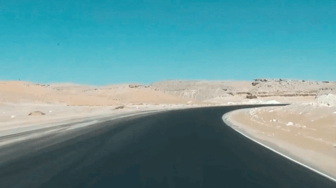 Con đường kết nối vùng Biển Đỏ và thành phố Luxor là địa điểm tập kết của nhiều băng cướp và khủng bố. Chúng thường tấn công các tay lái moto vào buổi tối.