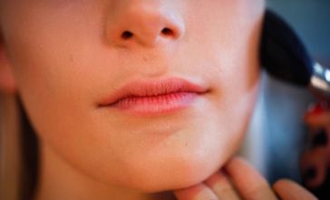 Ứng dụng thử mỹ phẩm trên điện thoại di động. 