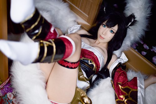 LMHT: Bỏng mắt với cosplay Ahri cực kì gợi cảm