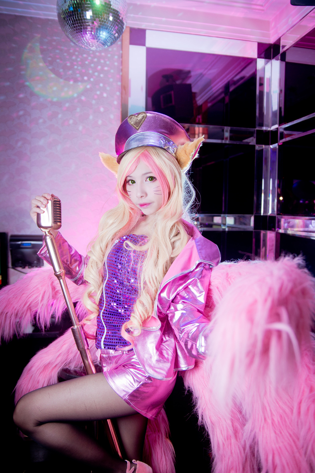 LMHT: Cosplay Ahri Thần tượng Âm nhạc đầy màu sắc 