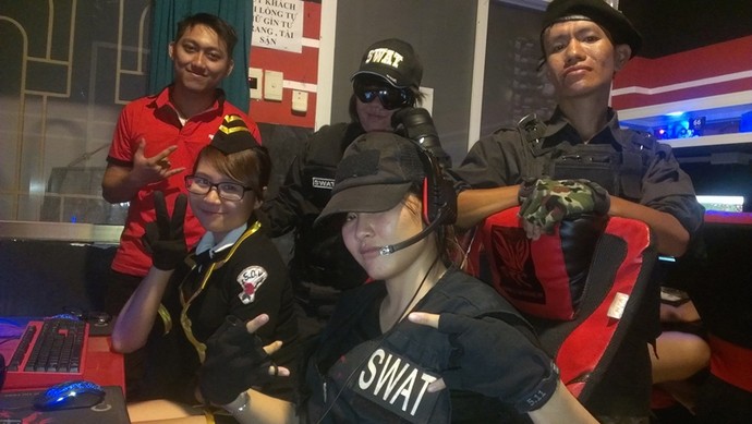 Đột Kích: Nữ game thủ Việt Nam mặc cosplay thi đấu giải game