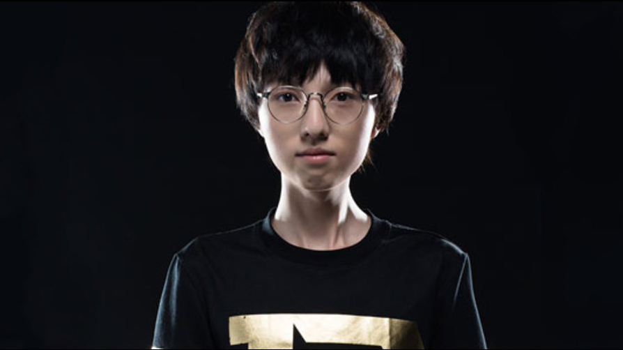 Mlxg nói về RNG: Nếu không bỏ được sự kiêu ngạo, RNG nên “đi nghỉ mát” và về nhà khỏi đánh bán kết