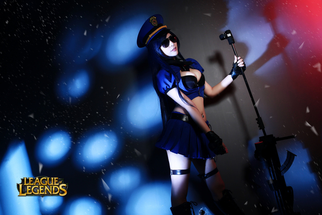 Cosplay nữ cảnh sát trưởng Caitlyn vô cùng gợi cảm