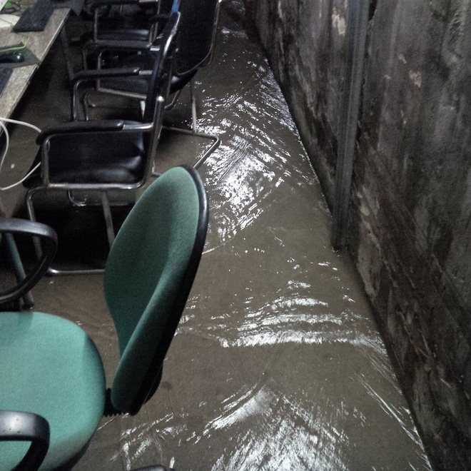 Mưa to khiến cho nhiều quán Net ở Miền Bắc bơi trong bể nước