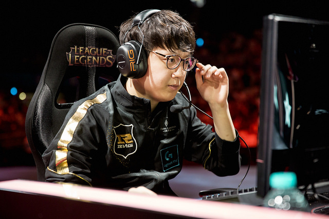 LPL mùa hè 2016: RNG hủy diệt đồng đội của Easyhoon