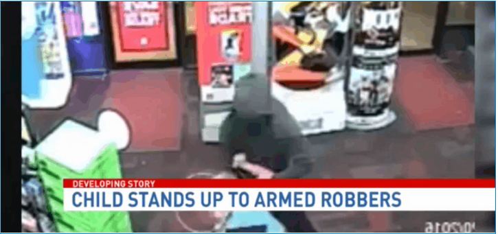 Game thủ nhí dũng cảm chống lại tên cướp ở cửa hàng trò chơi