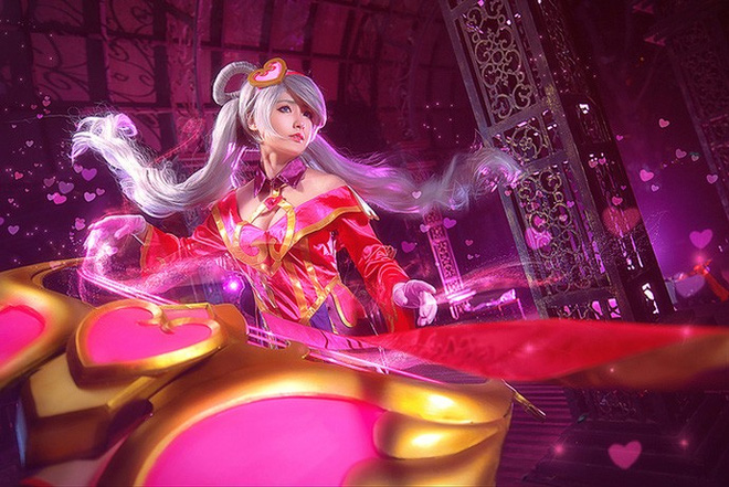 Thu hút với người phụ nữ có khả năng hóa thân thành bất kỳ nhân vật nào trong LMHT