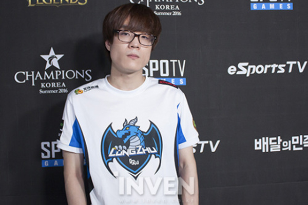 Longzhu Expession:"Tôi nghĩ trận đấu sẽ được quyết định bởi cặp đối đầu ở Đường Trên dựa vào phong độ của Smeb và tôi vào ngày hôm đó"