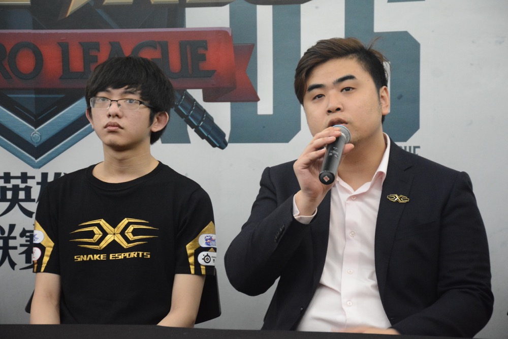 HLV Snake eSports:" SofM rất thích lên Rìu Tiamat cùng Giày Cơ Động"