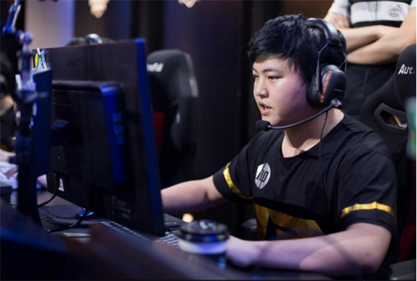 Uzi đạt cột mốc 1500 điểm hạ gục tại LPL