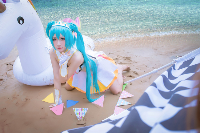 Cosplay Hatsune Miku "Nữ hoàng đường đua" gợi cảm và nóng bỏng