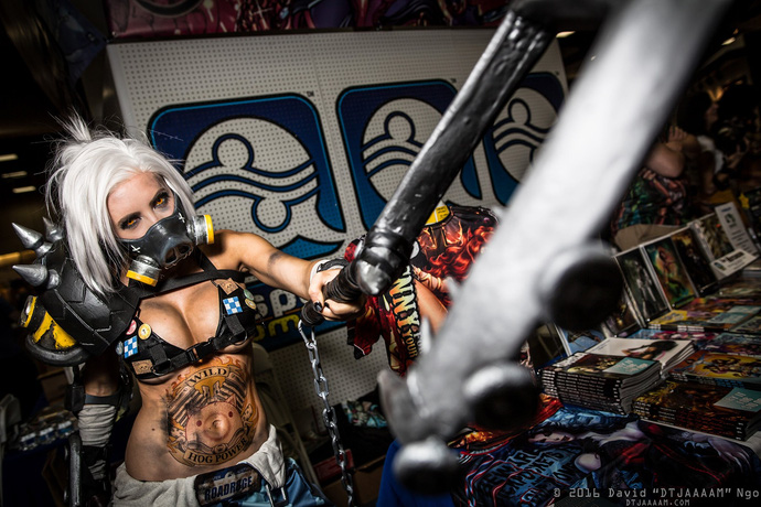 Overwatch: Rạo rực với cosplay Roadhog bụng nhỏ, ngực to