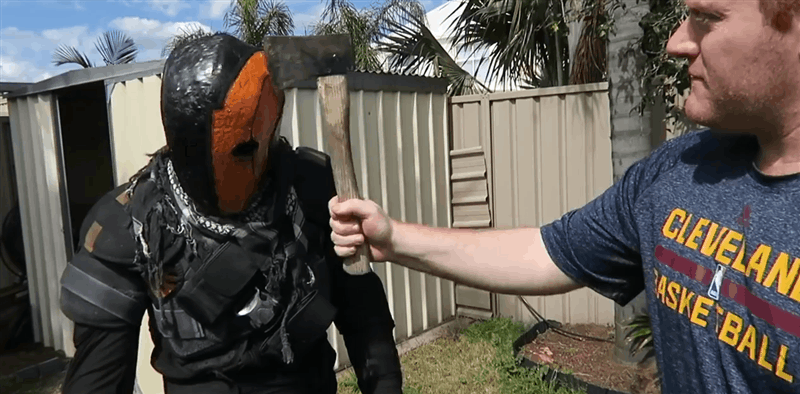 Choáng với bộ giáp Cosplay siêu cứng chống được cả đao kiếm