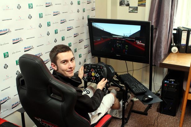 Game thủ được mời lái xe thật do đua xe trong game quá giỏi