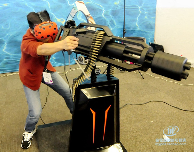 Choáng với thanh đại liên 6 nòng trông như thật được dùng để....chơi game