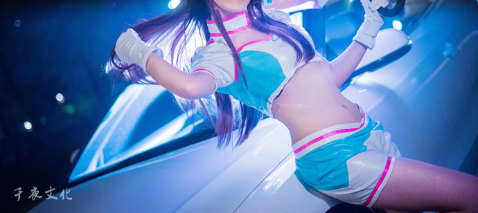 Cosplay cô nàng D.Va cực dễ thương cùng siêu xế hộp