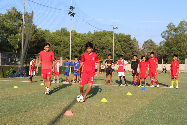 Cảm động với lớp dạy bóng đá "cai nghiện game" tại Kiên Giang