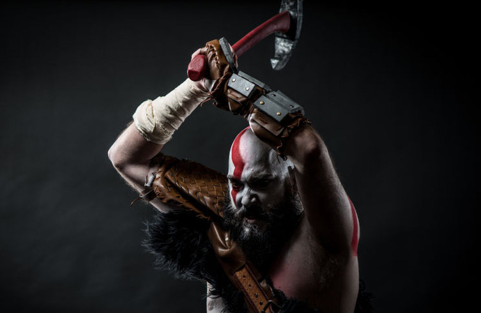 Cosplay Kratos trong God of War đẹp không thua gì trong game