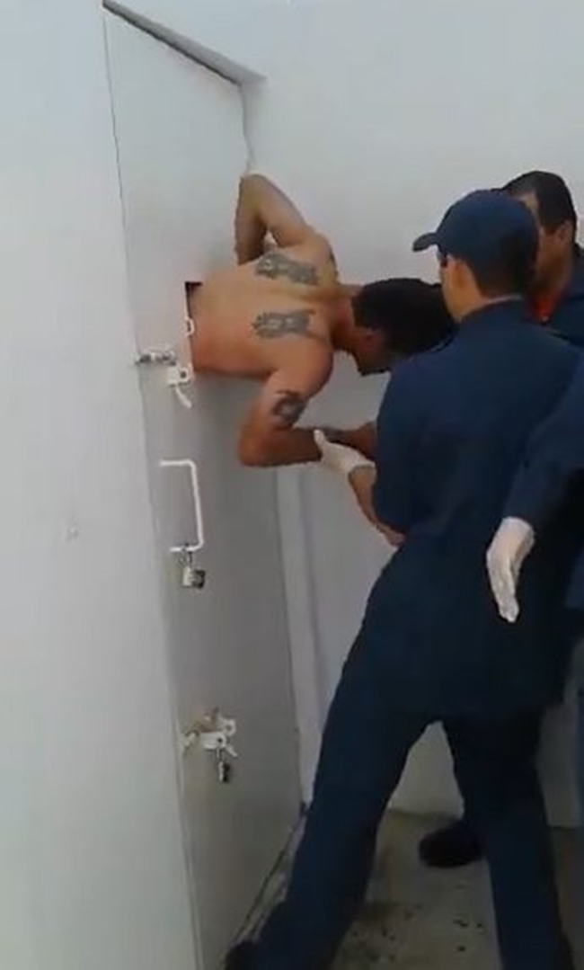 Cười ra nước mắt với màn vượt ngục "đầu xuôi đuôi kẹt" của tên tội phạm mê phim ảnh