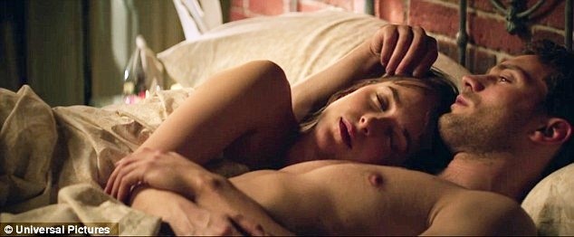 Dakota Johnson táo bạo hơn trong trailer mới '50 sắc thái'