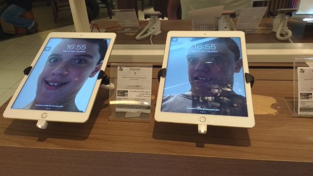 Xuất hiện thanh niên đổi hết màn hình điện thoại trong cửa hàng thành hình selfie của mình