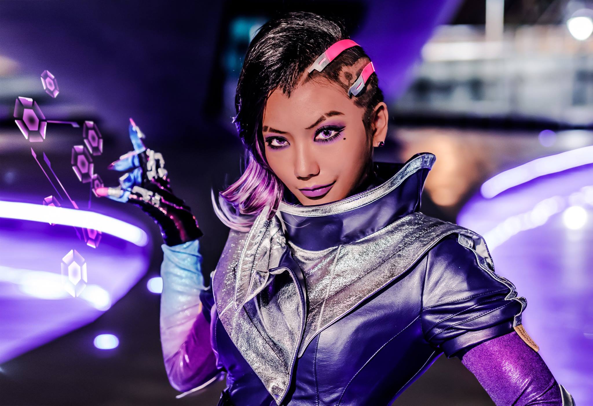 Xúc động với nữ coser chấp nhận cạo đầu để quyên góp tóc cho trẻ em ung thư