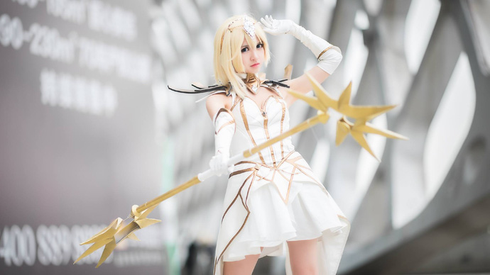 Cosplay Lux Thập Đại Nguyên Tố đẹp kiêu sa trong Liên Minh Huyền Thoại