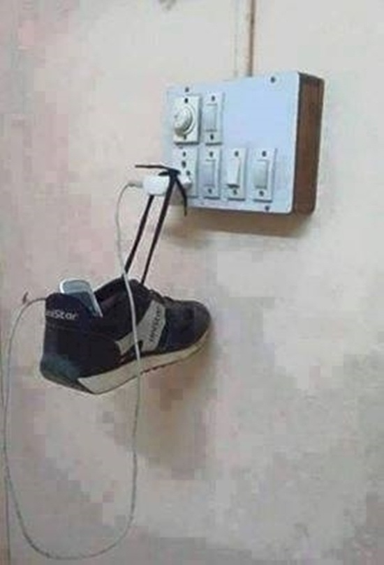 Tổng hợp những kiểu sạc điện thoại có một không hai của những thánh "lầy"