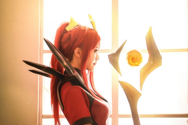 LMHT: Cosplay Lux Nguyên Tố Nham Thạch nóng bỏng và quyến rũ