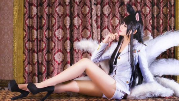 LMHT: Cosplay Ahri Thần Tượng Âm Nhạc chân dài thướt tha