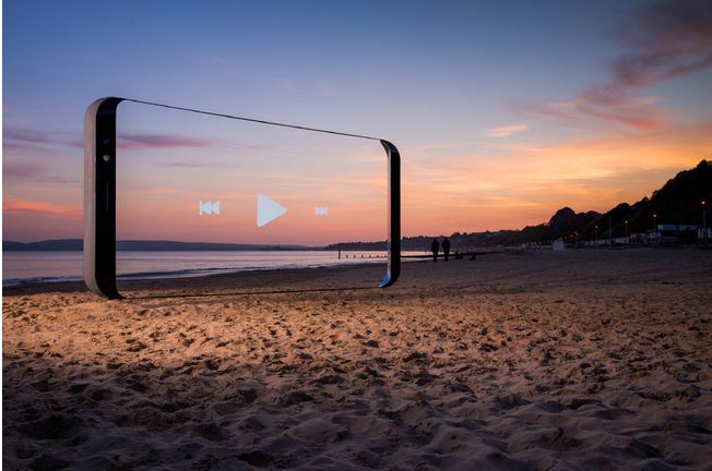 Samsung dựng một loạt các biển quảng cáo hình Galaxy S8 tại Anh