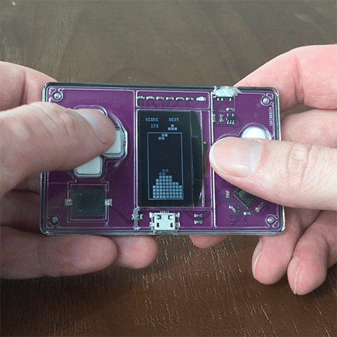 Choáng với chiếc máy chơi game nhỏ đến nỗi có thể nhét vào ví mang theo người