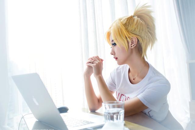 Cosplay Mercy trong Overwatch đẹp như một thiên thần 