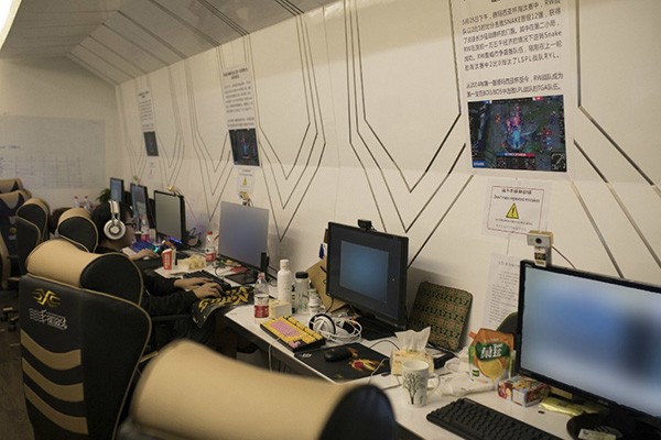 LMHT: SofM bị trừ bay 1 tháng lương và bị "đay nghiến" tâm lý tại Snake eSports vì thất bại không tưởng này