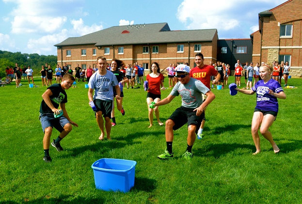 Đều là hoạt động có ích, nhưng đừng dành quá nhiều thời gian cho nó nếu không muốn việc học sa sút