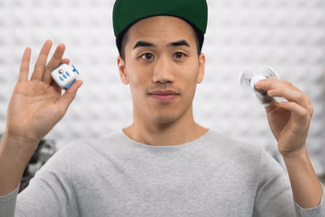 Youtuber này đã dùng Fidget spinner để sáng tác nhạc Techno, tuy đơn giản nhưng cực bắt tai và gây nghiện 100%