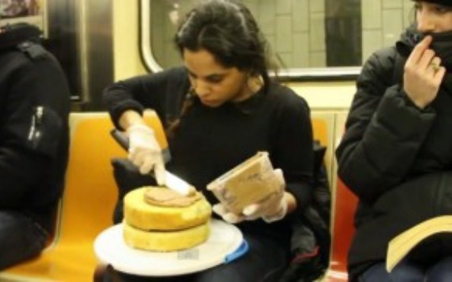 Tổng hợp những hình ảnh vui nhộn trên tàu điện ngầm