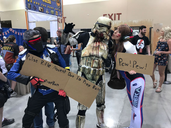 Hài hước khi các cosplayer phải dùng bìa các tông khi không được mang súng vào khu vực cosplay