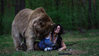 Nữ cosplayer Lara Croft chiến đấu cùng chú gấu thật và khổng lồ 