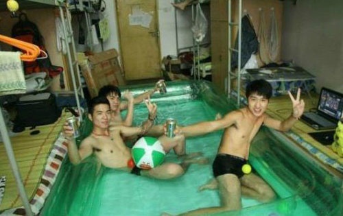 Vui: 1001 kiểu tránh nóng không thể bá đạo hơn của người dân khắp bốn phương