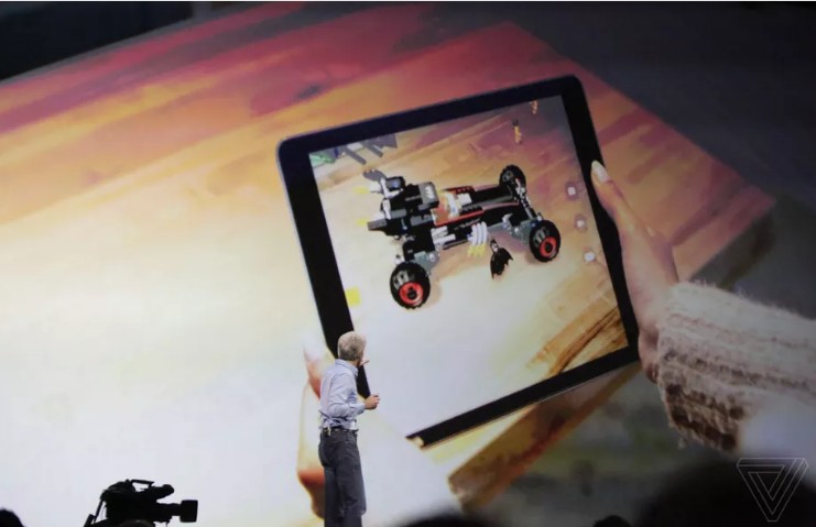 WWDC 2017: Apple tung ra "ARKit" cho iOS "chuyên trị" ứng dụng Augmented Reality.