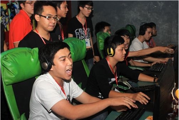 Bi kịch thanh niên chat voice bằng tiếng Anh và bị cả quán net kì thị