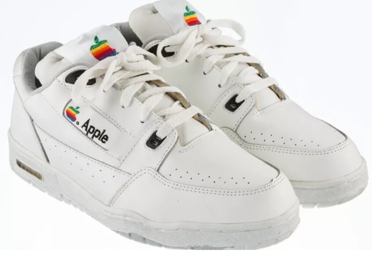 Đôi giày Apple vintage này đang được đấu giá tới $15,000