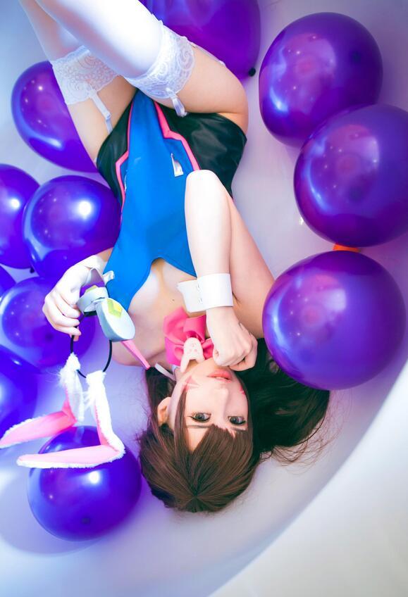 Cosplay D.Va sexy tạo dáng trong bồn tắm dành cho fan hâm mộ Overwatch