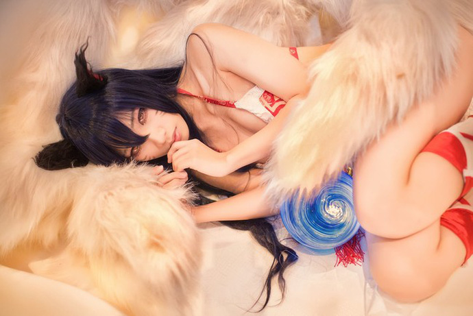 LMHT: Cosplay Ahri vô cùng nóng bỏng làm người hâm mộ không thể rời mắt