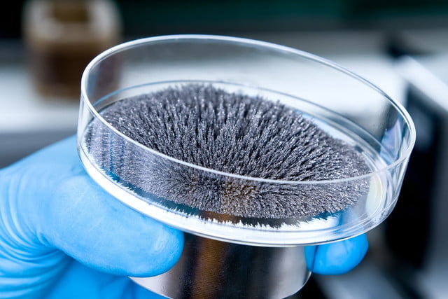 Các nhà khoa học đã tìm ra cách chế tạo nam châm siêu mỏng có độ dày chỉ 1 nguyên tử