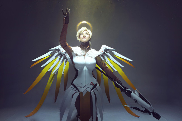 Cosplay nữ tướng Mercy cực gợi cảm trong Overwatch