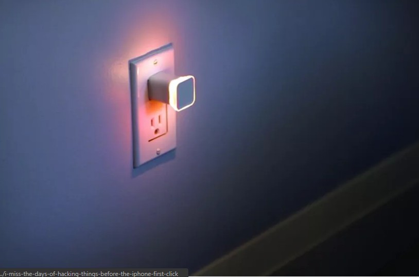 Chiếc đèn ngủ này có thể giúp bạn "sống ảo" tích cực hơn nhờ thông báo bằng đèn nhấp nháy.